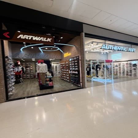 Imagem de interna da loja authentic feet + artwalk