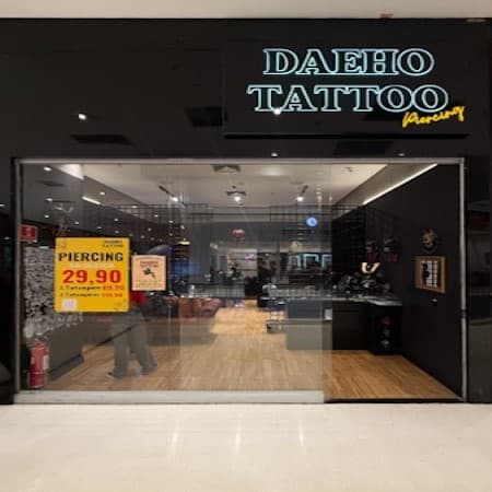 Imagem de interna da loja daeho tattoo