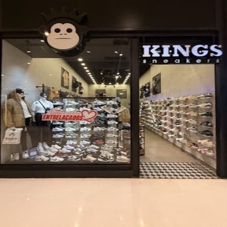 Imagem de interna da loja king sneakers