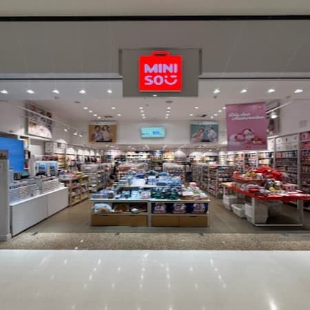 Imagem de interna da loja miniso