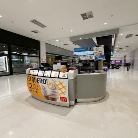 Imagem de interna da loja mc donald´s